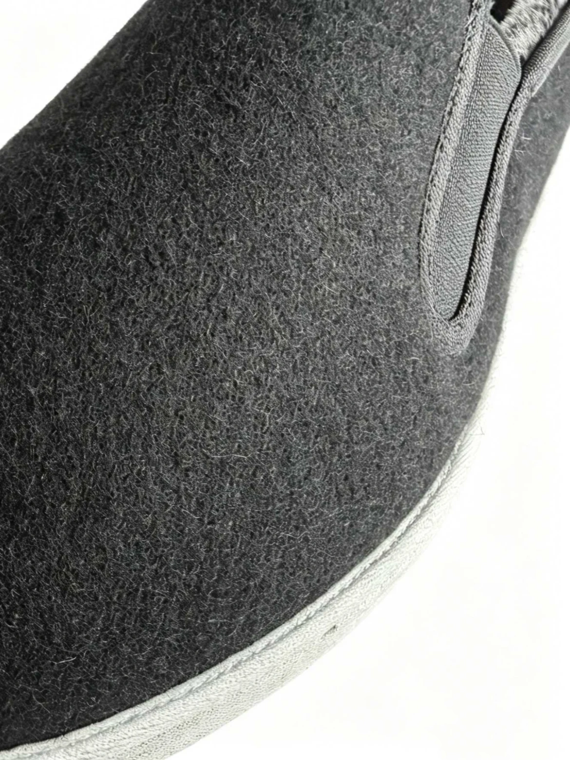 luno ln m4016 traditional chinese low top cotton shoes LUNO LN-M4016 traditional Chinese low-top cotton shoes close-up detail - highlighting the textured dark grey fabric upper with a soft, felt-like finish; the image captures the sturdy stitching along the elastic side gusset and the seamless join to the white rubber sole, emphasizing the shoe's durable craftsmanship and cozy aesthetic.