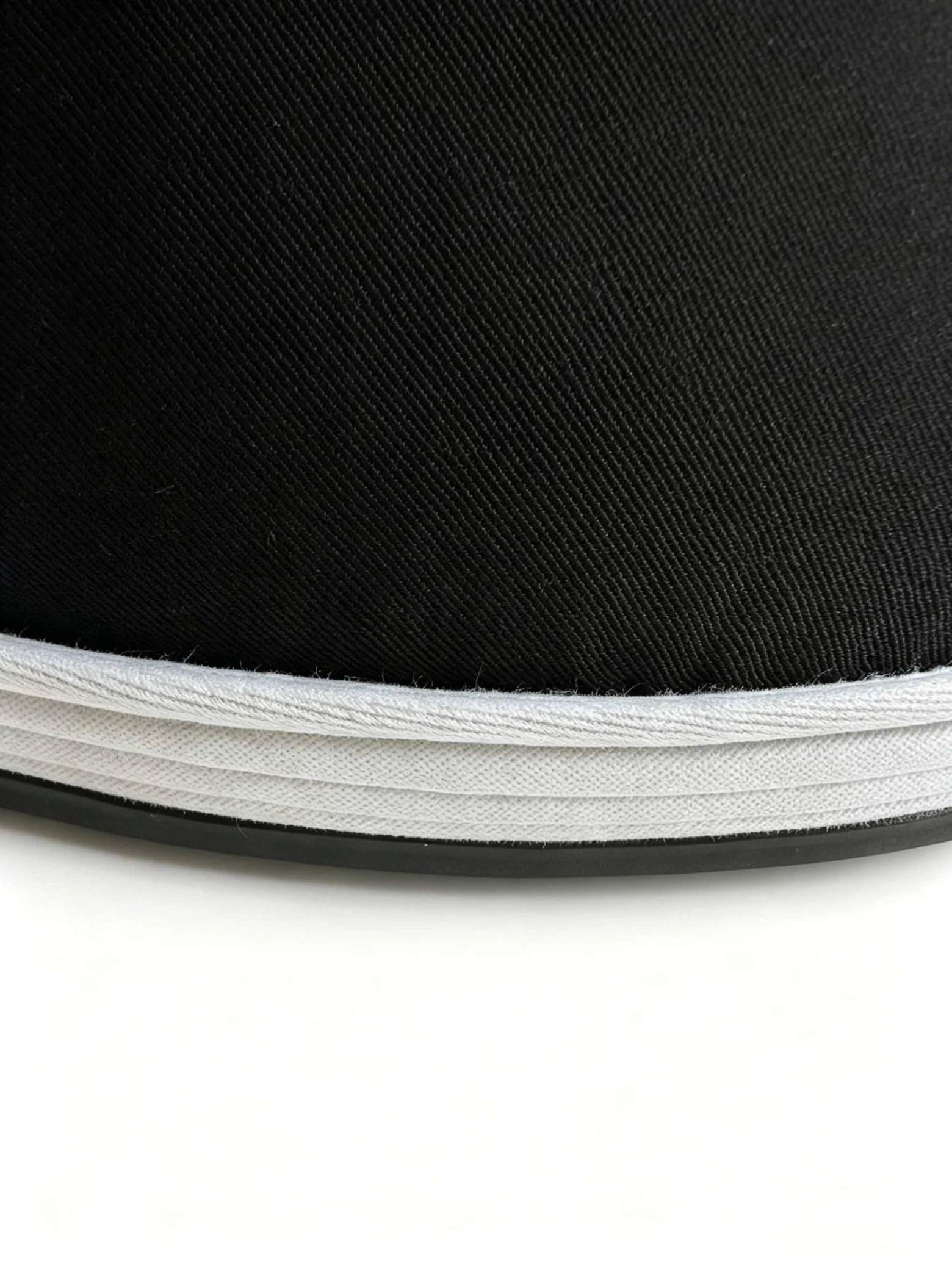 luno ln m4035 men's mid top cotton shoes rex rabbit fur lining Close-up of LUNO LN-M4035 men's mid-top cotton shoes' sole - featuring white layered cloth edge and black rubber outsole for traditional craftsmanship and modern durability.