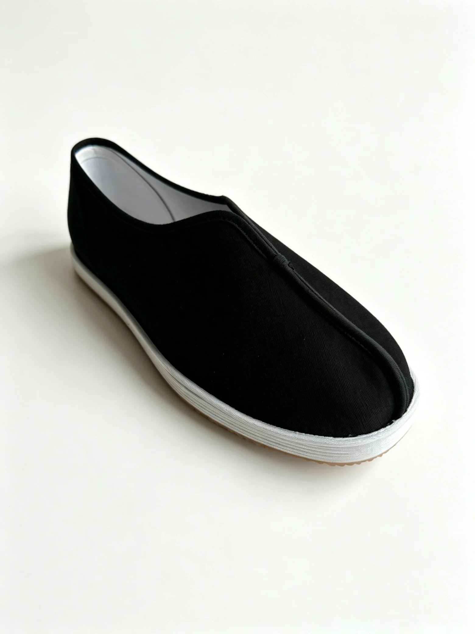 luno ln m5025 traditional chinese cloth shoes yellow ox tendon outsole LUNO LN-M5025 traditional Chinese cloth shoes side view - featuring a sleek black canvas upper with elastic side panels for easy slip-on wear, and a white layered rubber sole; the interior reveals a quilted insole with embroidered mugwort leaves and red "Beijing Cloth Shoes" characters, emphasizing herbal comfort and cultural craftsmanship.