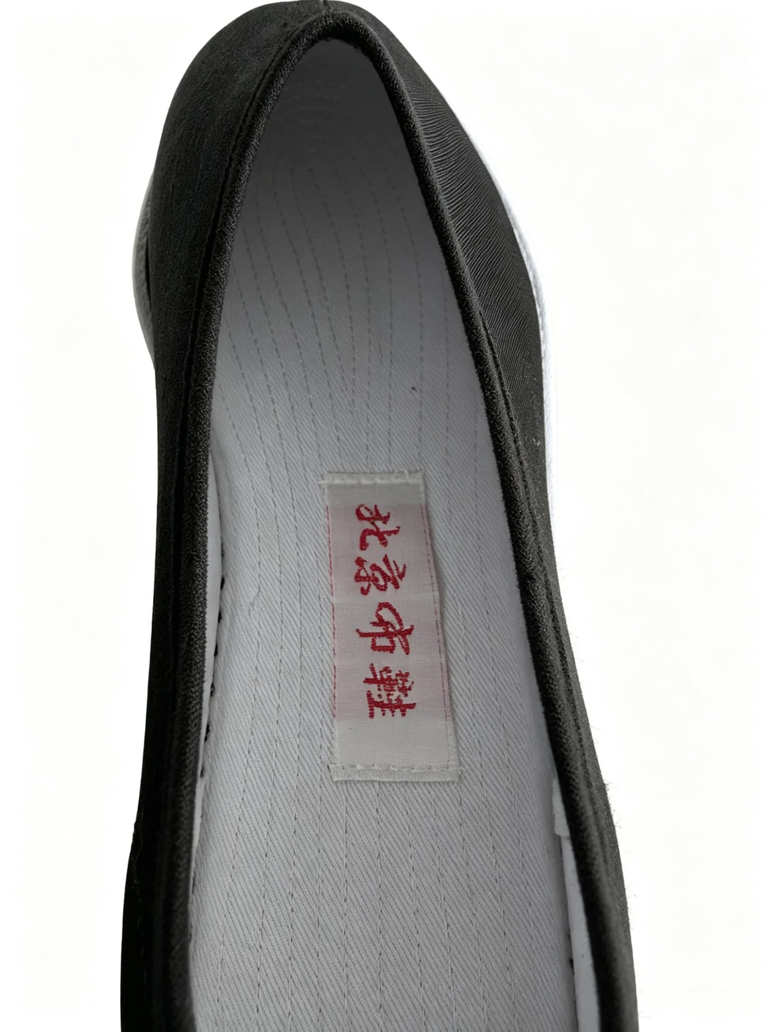 luno ln m5025 traditional chinese cloth shoes yellow ox tendon outsole LUNO LN-M5025 traditional Chinese cloth shoes insole close-up - featuring a white quilted insole with embroidered mugwort leaves and red "Beijing Cloth Shoes" characters, emphasizing herbal comfort and cultural craftsmanship; designed to provide acupressure stimulation and promote foot health.