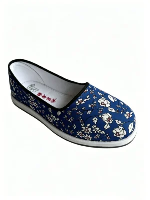 Angled side view of LUNO LN-W4041 women's floral cloth shoes - deep blue fabric upper with white and red floral print, black piping trim, and embroidered mugwort leaf with 'Beijing Cloth Shoes' character on the insole